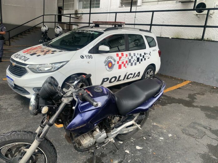 Adolescente é apreendido com motocicleta furtada em São José dos Campos Adolescente é apreendido com motocicleta furtada em São José dos Campos