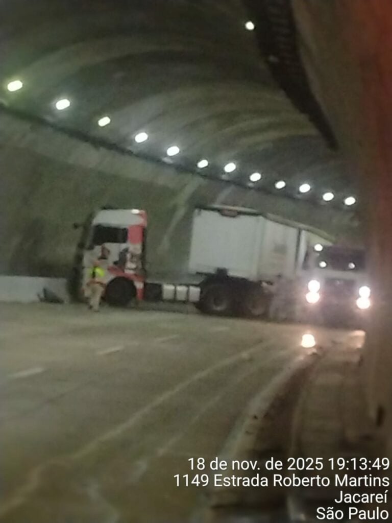 Engavetamento entre diversos veículos deixa três feridos na Carvalho Pinto em Jacareí