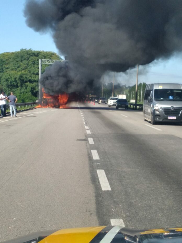 Caminhão pega fogo na Via Dutra em Jacareí