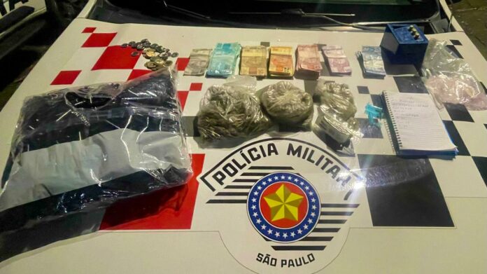 Jovem é preso com drogas e mais de R$ 8,4 mil após tentativa de fuga na zona leste de São José Jovem é preso com drogas e mais de R$ 8,4 mil após tentativa de fuga na zona leste de São José