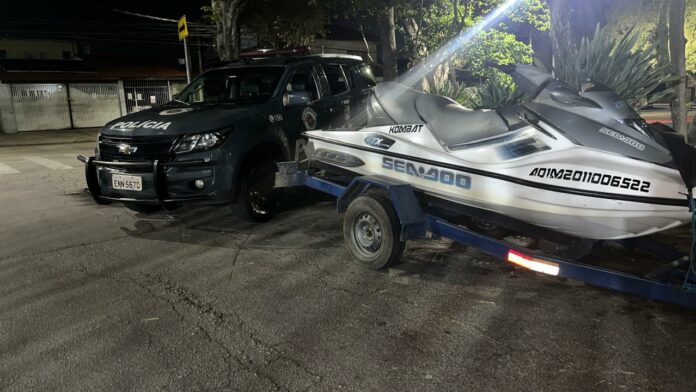 Mulher é presa por receptação com reboque adulterado e jet ski furtado em São José