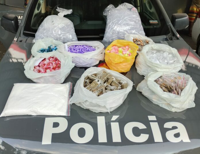 Homem é preso com mais de 1,5 kg de drogas em São José