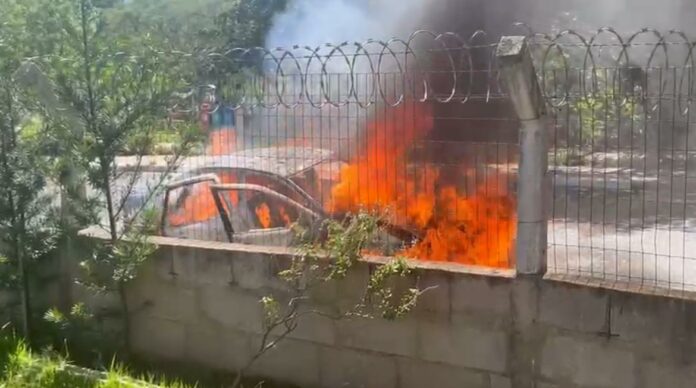 VÍDEO: Carro pega fogo na Vila União, em Campinas, e bombeiros controlam incêndio VÍDEO: Carro pega fogo na Vila União, em Campinas, e bombeiros controlam incêndio