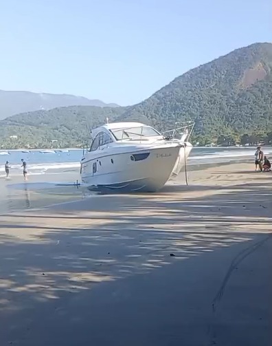 VÍDEO: Embarcação encalha na Praia do Lázaro durante ressaca em Ubatuba