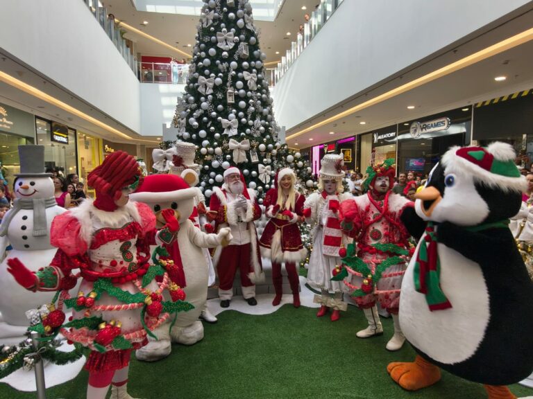 Shopping recebe Papai Noel e personagens na Parada de Natal