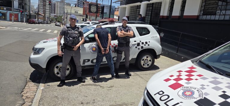 Homem assalta residência e luta com vítima