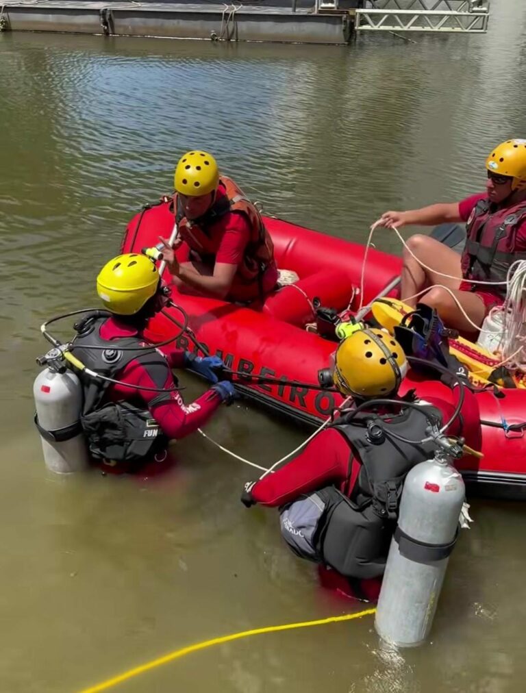 Treinamento dos bombeiros simula resgate de vítima submersa na Lagoa da Saudade em Santos