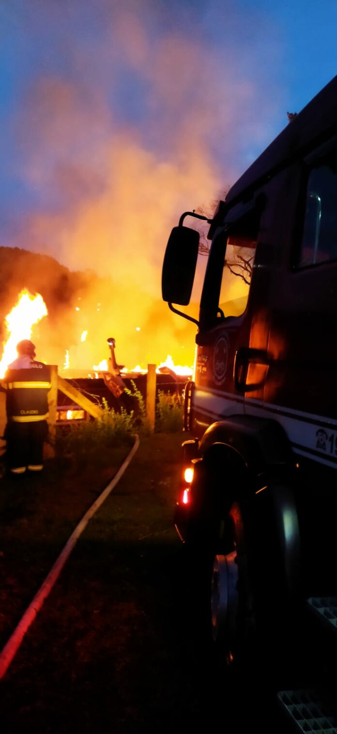 Incêndio destrói andar superior de casa de alto padrão em Campos do Jordão