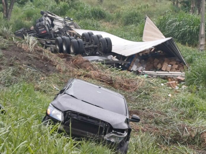 Acidente entre carro e carreta deixa duas pessoas feridas na Dutra em Jacareí