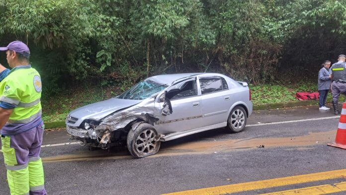 Duas pessoas ficam feridas após colisão na Oswaldo Cruz em Ubatuba