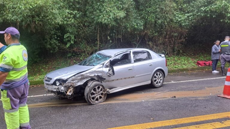 Duas pessoas ficam feridas após colisão na Oswaldo Cruz em Ubatuba