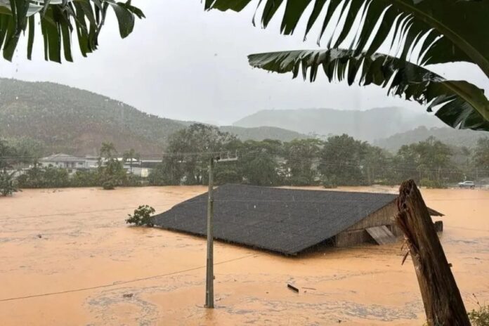 Casa ficou submersa após o temporal em Luiz Alves | Foto: Reprodução/Arquivo pessoal