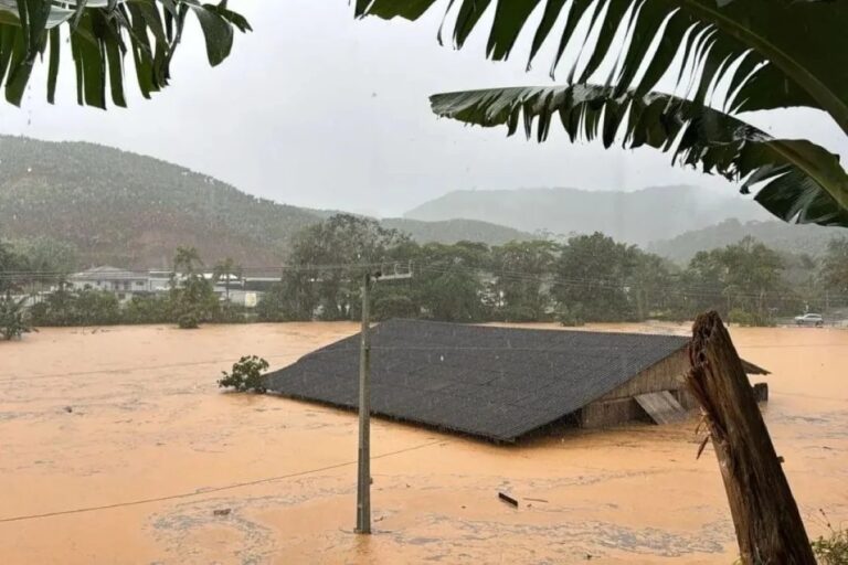 Casa ficou submersa após o temporal em Luiz Alves | Foto: Reprodução/Arquivo pessoal