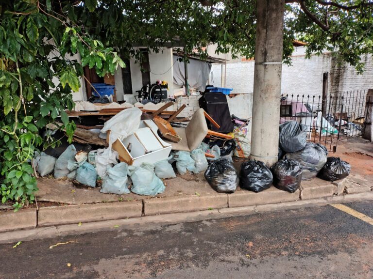 Prefeitura realiza limpeza compulsória em imóvel insalubre após autorização judicial