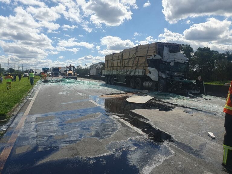 Engavetamento com três caminhões fecha Dutra em Roseira e deixa motorista em estado grave