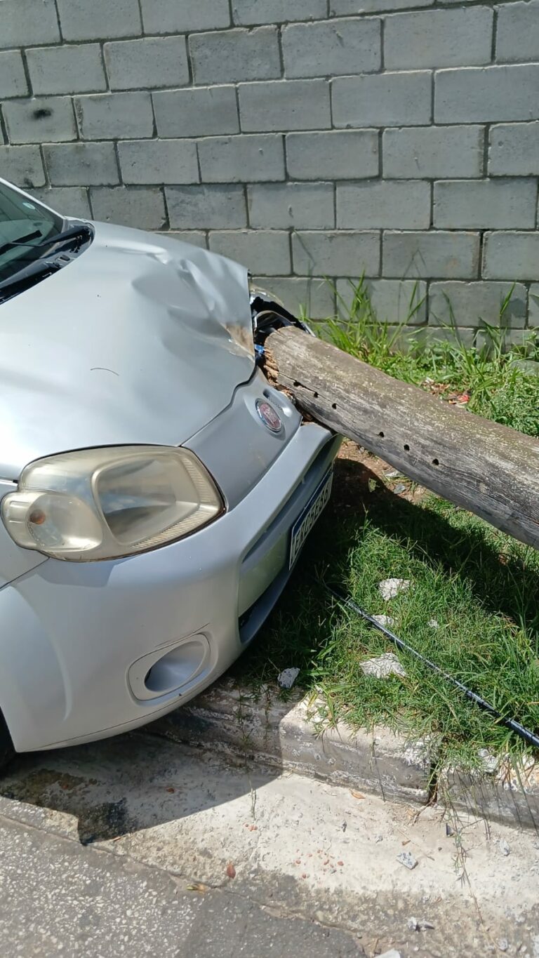 Poste de madeira cai e atinge carro de passeio em São José dos Campos