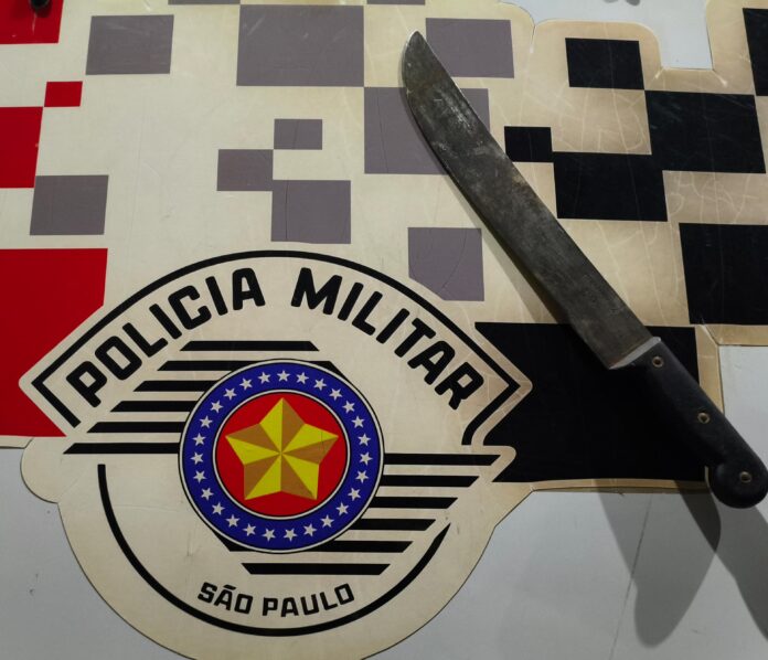 PM prende homem que tentou esfaquear familiares durante festa na zona sul de São José PM prende homem que tentou esfaquear familiares durante festa na zona sul de São José