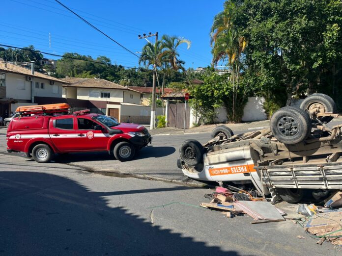 Motorista fica ferido após caminhonete capotar em ladeira em Ilhabela