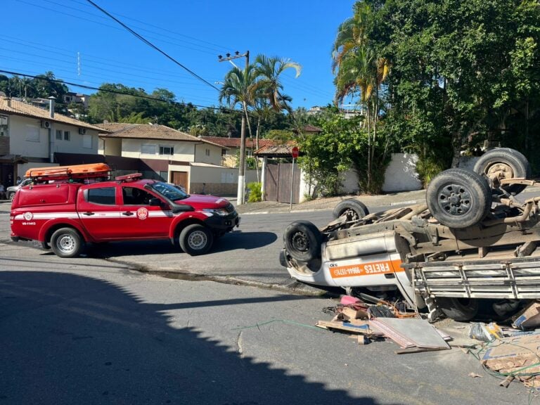 Motorista fica ferido após caminhonete capotar em ladeira em Ilhabela