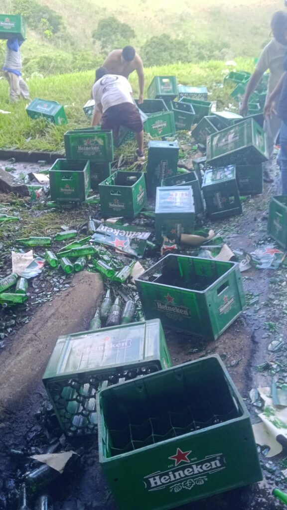 Carga de cerveja cai de carreta e interdita a Dutra, em Cachoeira Paulista