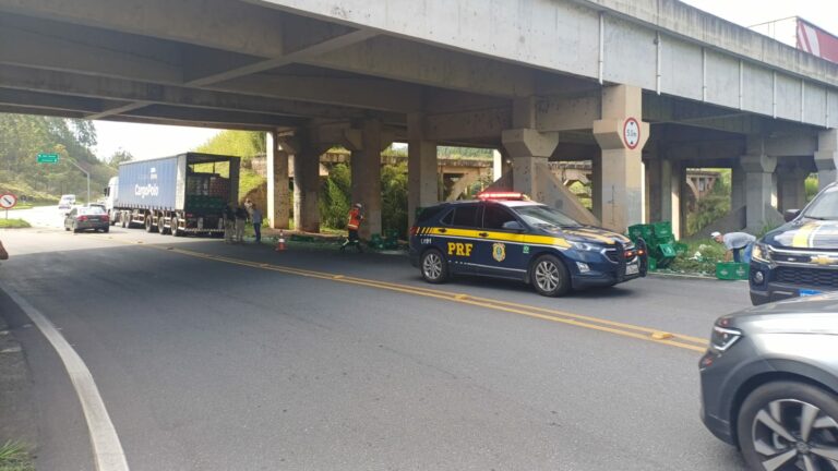 Carga de cerveja cai de carreta e interdita a Dutra, em Cachoeira Paulista