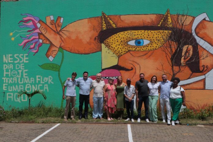 O Teatro Castro Mendes, um dos principais espaços culturais de Campinas, acaba de ganhar uma nova cara. Um mural gigante, com 84 metros quadrados, foi inaugurado em sua fachada, na Rua Sales de Oliveira. A obra, intitulada “Efemérides: No dia de hoje Zeca Mendes foi lembrado”, foi viabilizada por um edital de arte urbana da prefeitura. O projeto é uma parceria entre a Secretaria de Cultura e Turismo e a Secretaria do Clima, Meio Ambiente e Sustentabilidade. A inauguração, que aconteceu nesta semana, contou com a presença de representantes do poder público e de coletivos culturais locais. O artista responsável pelo graffiti explicou que a obra é uma homenagem a José de Castro Mendes, o patrono do teatro. A ideia foi resgatar a memória dele não só como nome do local, mas também através de suas crônicas e de sua faceta como artista plástico. O termo 