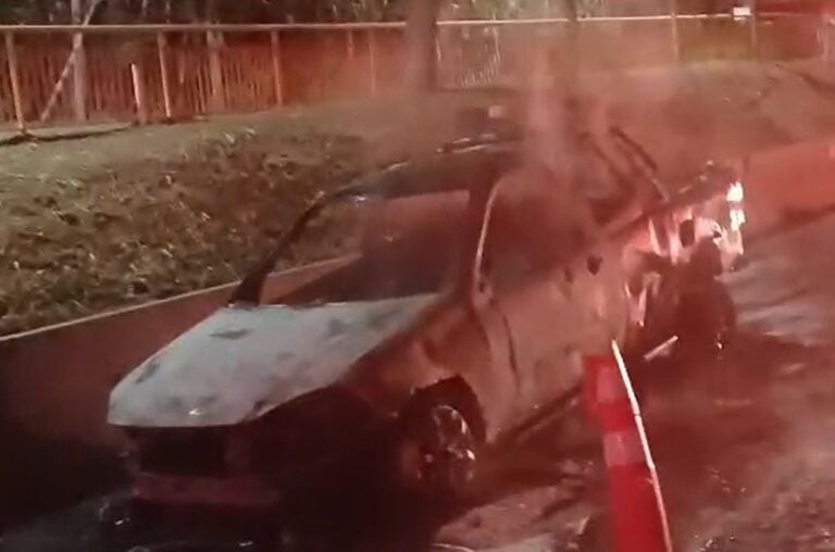 VÍDEO: Caminhonete pega fogo e interdita marginal da Via Dutra em São José