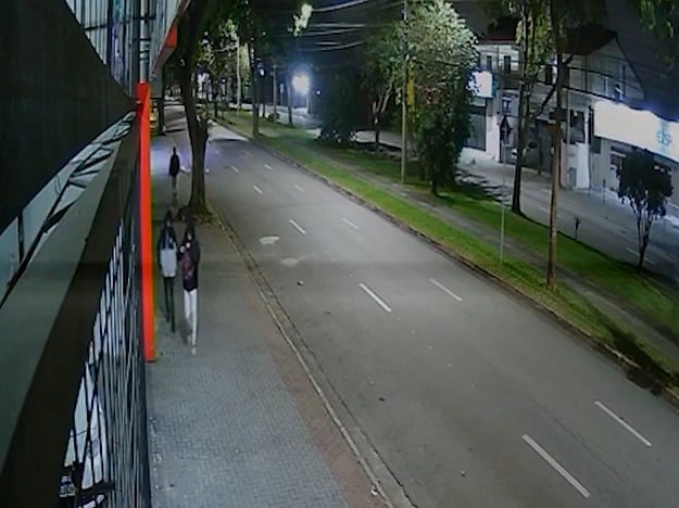 VÍDEO: Criminosos furtam três motocicletas de loja em São José