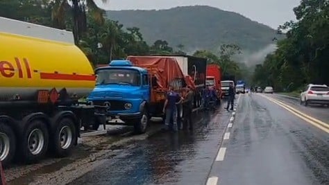 Caminhoneiros fazem protesto e interditam ponte do Rio Maranduba, em Ubatuba