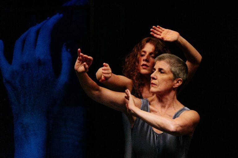 Mãe e filha bailarinas dançam sobreo envelhecimento no SESI Campinas