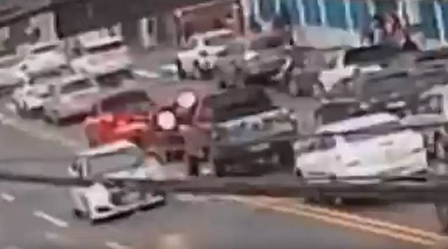 Adolescente é atropelada após atravessar avenida correndo entre os carros; VÍDEO