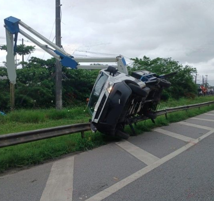 Trabalhador cai de cesto e é arremessado para dentro de córrego após caminhão tombar