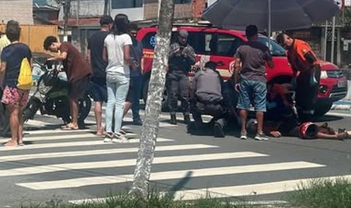 Colisão entre carro e moto deixa uma pessoa inconsciente em avenida de São Vicente