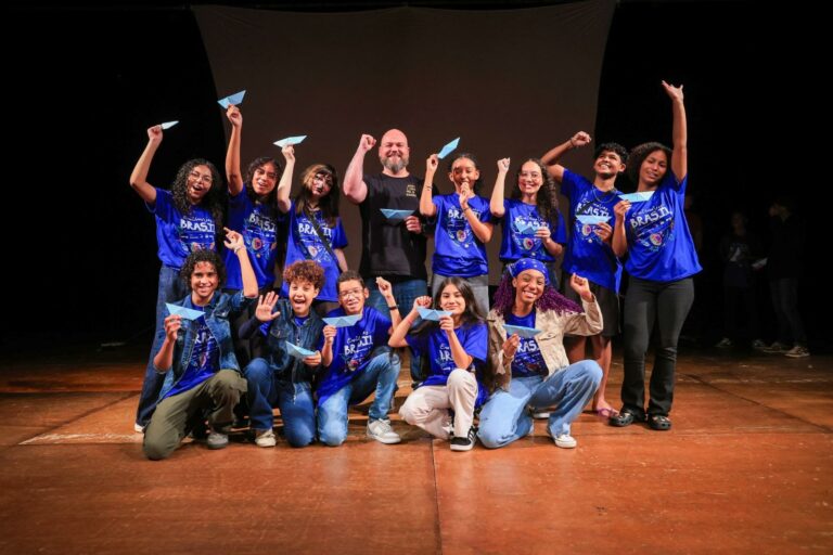 Alunos da rede municipal de ensino embarcam para intercâmbio em Portugal