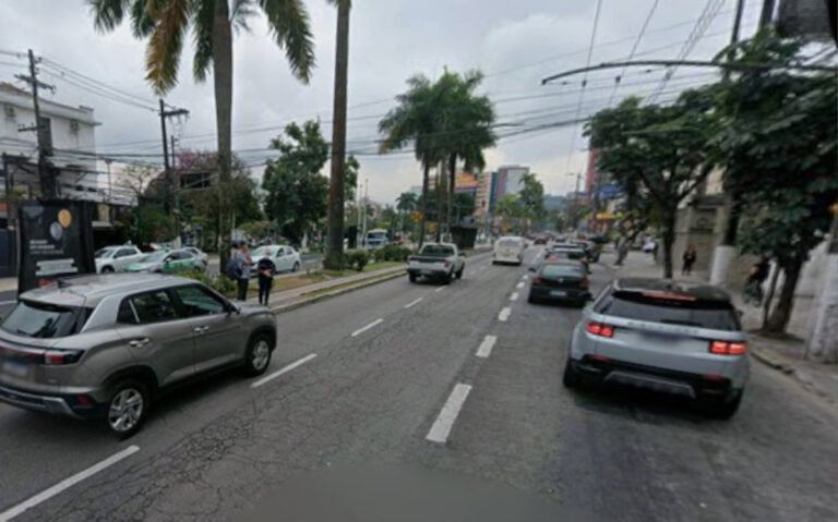 Colisão entre carros deixa duas mulheres feridas na Avenida Ana Costa em Santos
