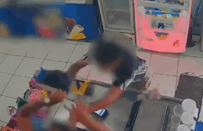 Funcionária reage a assalto e toma faca de assaltante em comércio de São Vicente; VÍDEO