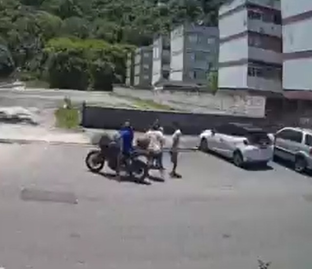 Casal com carrinho de bebê é assaltado por dupla de moto em Santos; VÍDEO