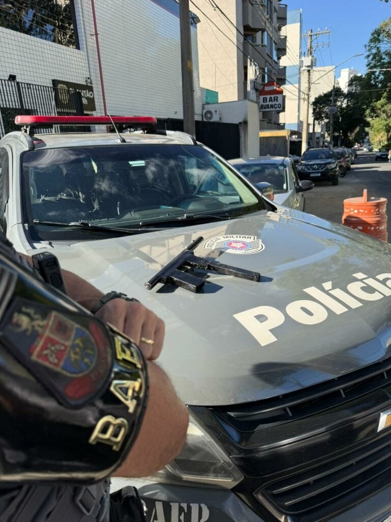 Polícia apreende submetralhadora e detém suspeitos em operação no bairro Três Marias, em Taubaté