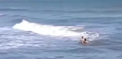 Duas pessoas são flagradas caindo em bancada de areia em praia do litoral de SP