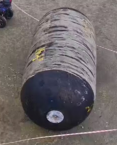 Objeto encalha em praia de São Vicente e deixa banhistas curiosos; saiba o que é