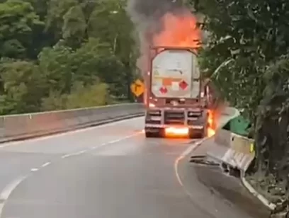 Caminhão carregado com álcool pega fogo e interdita Rodovia Anchieta em Cubatão