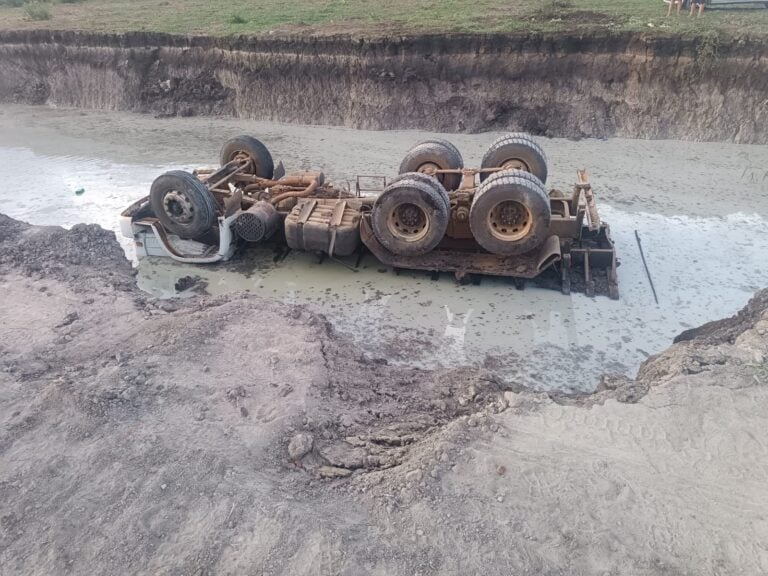 Homem de 23 anos morre após caminhão cair em lagoa