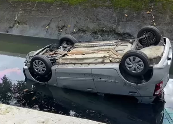 Carro cai dentro do canal 3, após motorista perder o controle do veículo em Santos