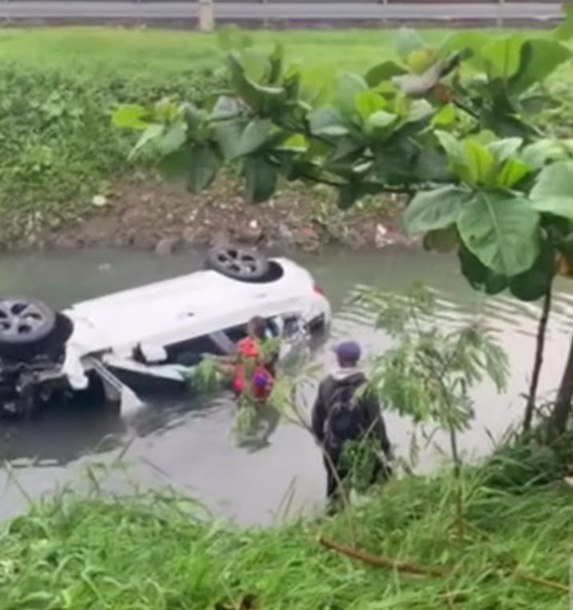 Carro perde o controle em curva, cai em canal e deixa três mulheres mortas em São Vicente