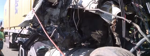 Acidente entre carretas interdita Anel Viário na conexão com Dom Pedro