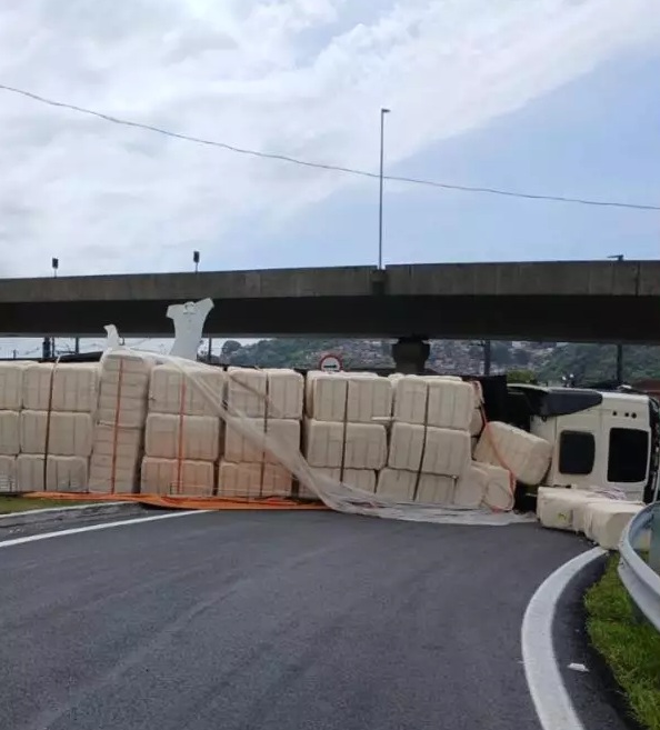 Carreta tomba, espalha carga de algodão e interdita Rodovia Anchieta em Santos