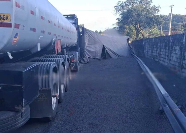 Cerca de 35 toneladas de coque industrial é derramada em rodovia após carreta tombar