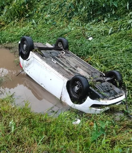 Mulher morre após carro cair em canal no Guarujá; vítima foi socorrida inconsciente