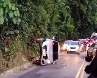 Carro perde controle e tomba na descida da Caneleira em Santos