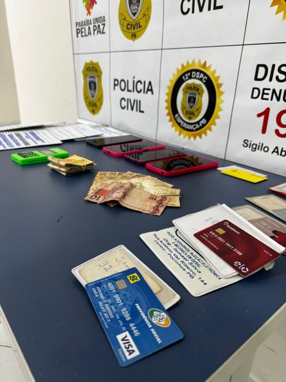 Segundo a Polícia Civil, o homem é investigado por reter cartões de crédito de idosos e realizar empréstimos fraudulentos.